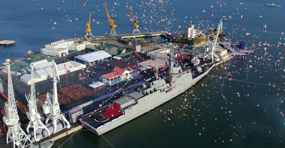 كيم يدشن أول مدمرة هجومية لكوريا الشمالية.. صور