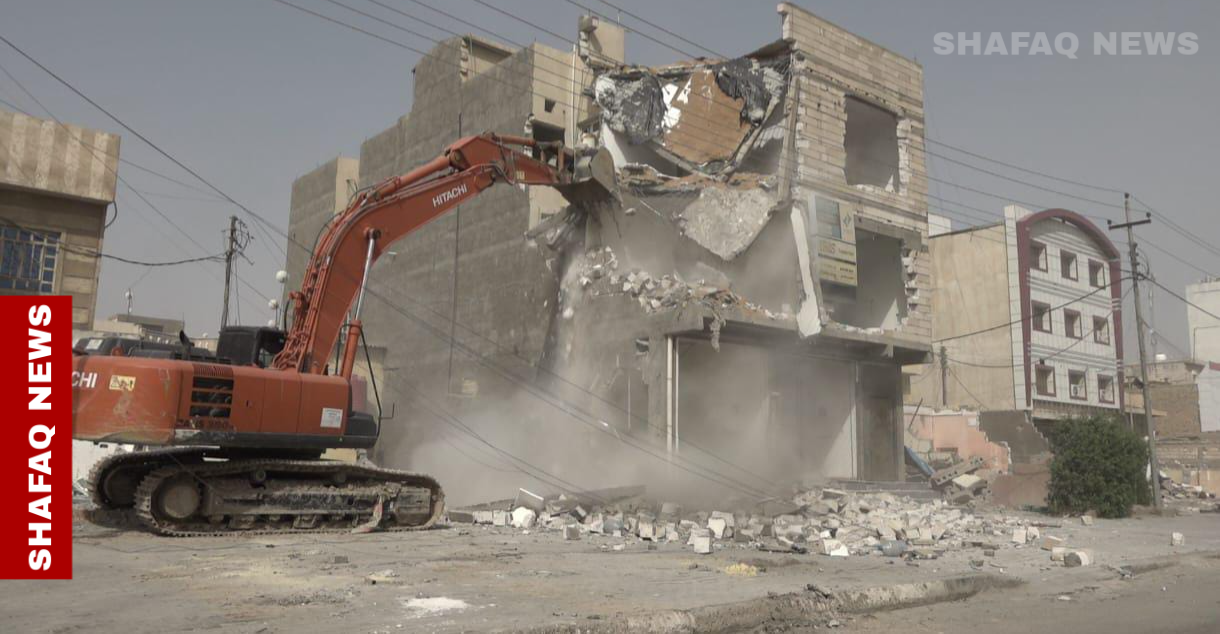 البصرة.. هدم 8 دور "عشوائية" أصحابها قتلة وتجار مخدرات