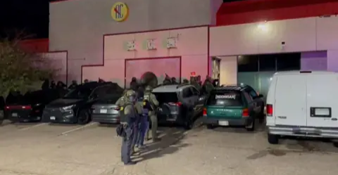 أمريكا.. اعتقال أكثر من 100 مهاجر غير شرعي بتهمة تجارة المخدرات والدعارة