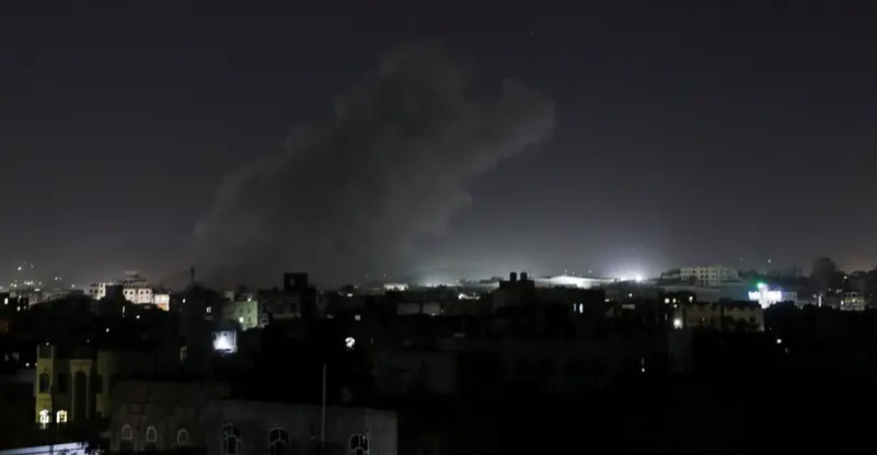 انفجارات عنيفة إثر غارات أمريكية على مواقع حوثية في صنعاء