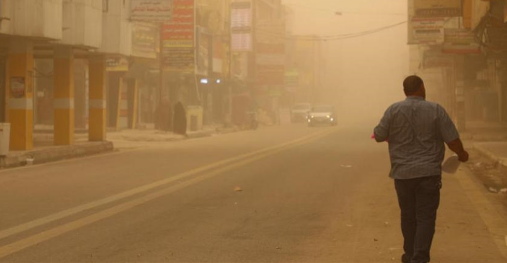 كركوك.. عاصفة ترابية تتسبب بسقوط لوحة إعلانية وتصيب 4 مدنيين