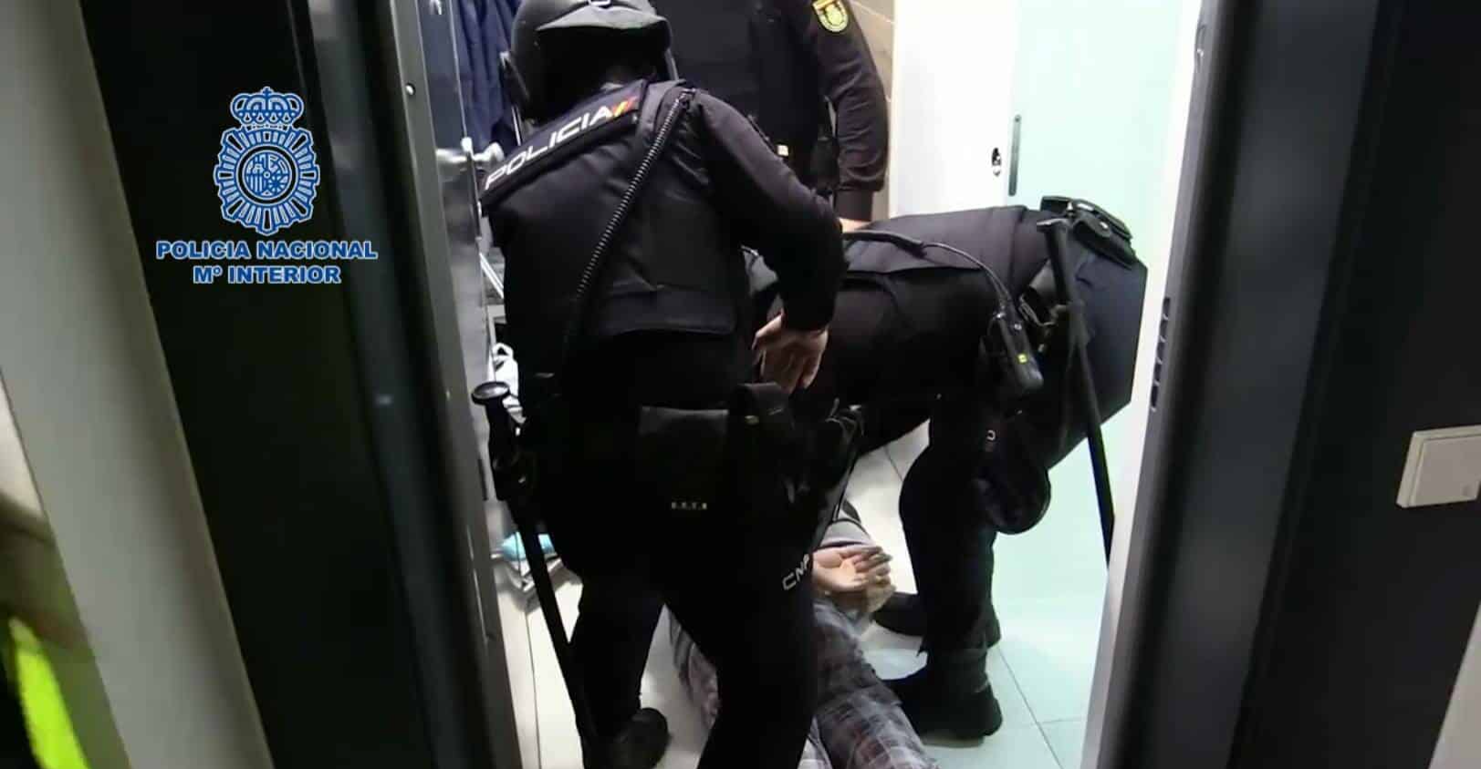 لأربع سنوات.. زوجان إسبانيان يحتجزان أطفالهم بين القاذورات داخل "بيت الرعب"