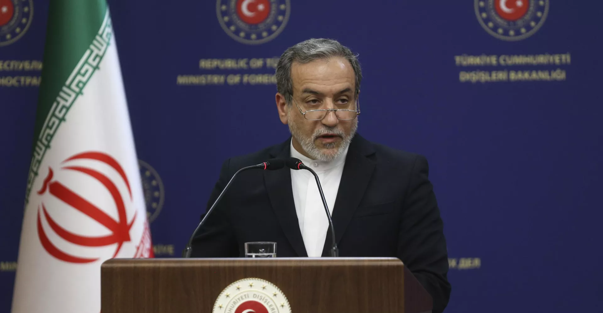 إيران تصر على "الحقوق النووية" وتنتقد التصعيد الأمريكي بشأن المباحثات