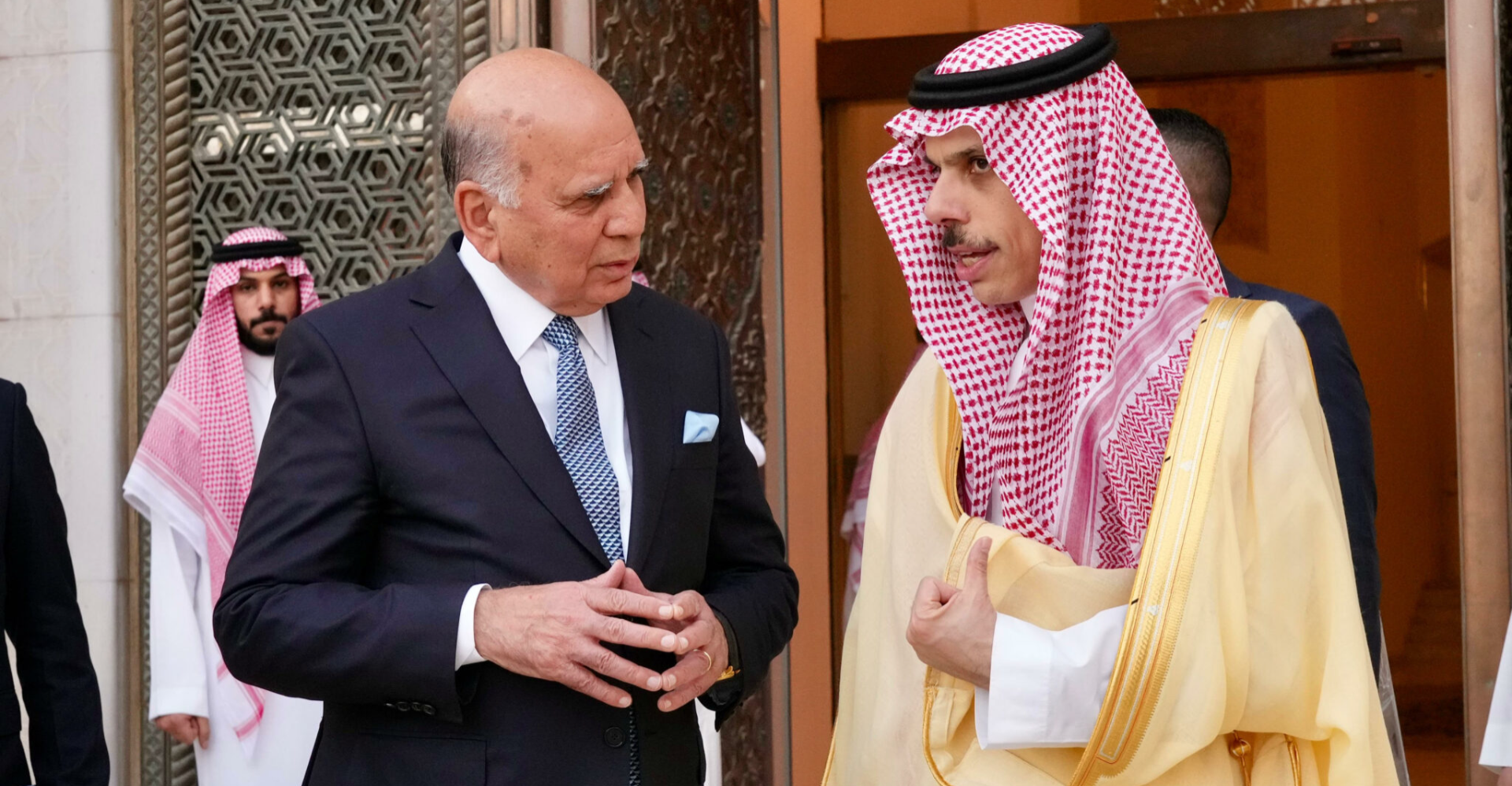 حسين يلتقي نظيره السعودي.. دعوة رسمية وهاجس مشترك من تطورات دولة جارة