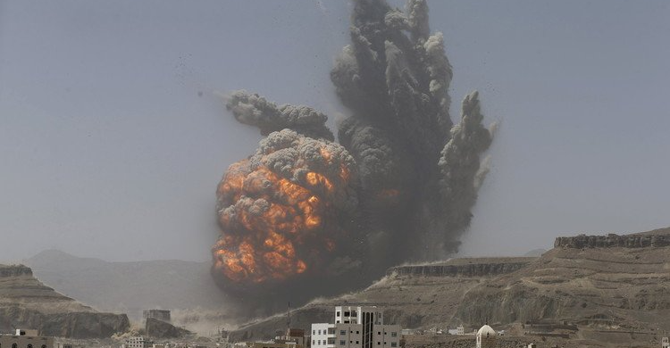 الحوثيون: 14 مصاباً بقصف أمريكي على صنعاء وتصعيد في مدن أخرى