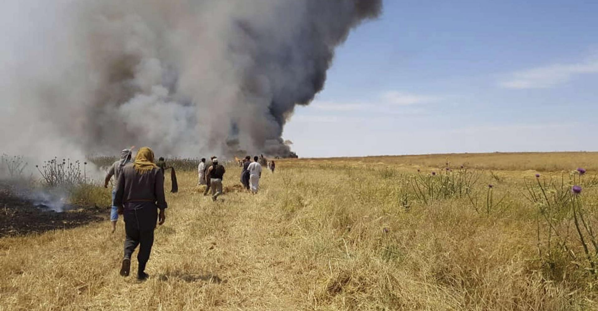 "تماس كهربائي" يخلف حريقا ضخما يلتهم حقول الحنطة في الديوانية.. فيديو