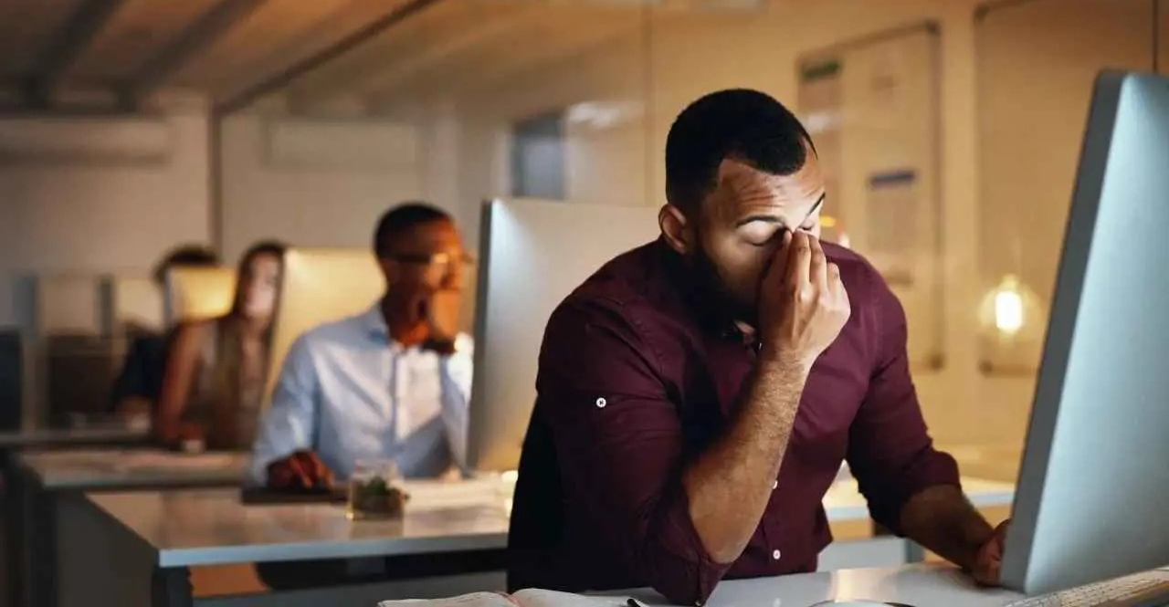 أشبه بالتدخين.. دراسة تكشف مخاطر عادة يومية لكثيرين - شفق نيوز