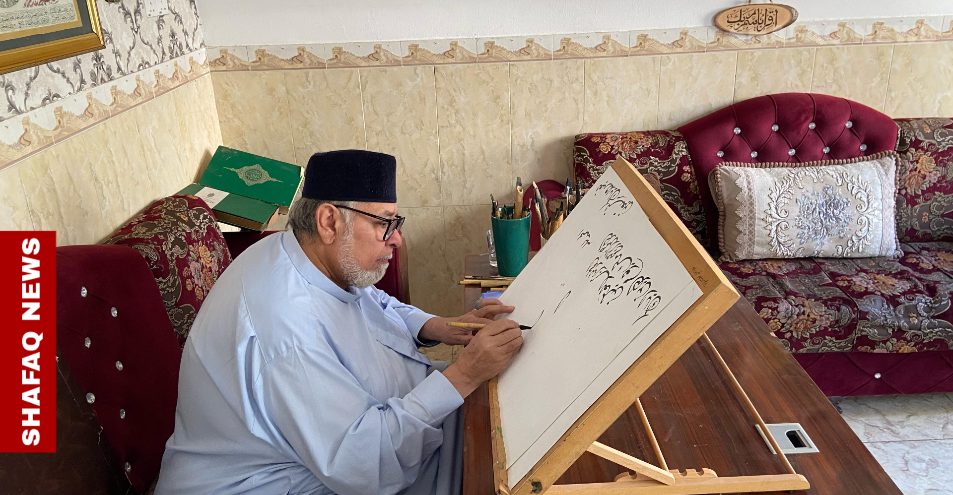 "الريشة التي لا تنحني".. عماد الخطاط وآخر سلالة الحرف الأصيل في الأنبار (صور)