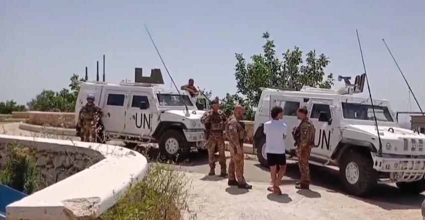لبنان.. أهالي بلدة جنوبية يحتجزون قوة من "اليونيفيل"