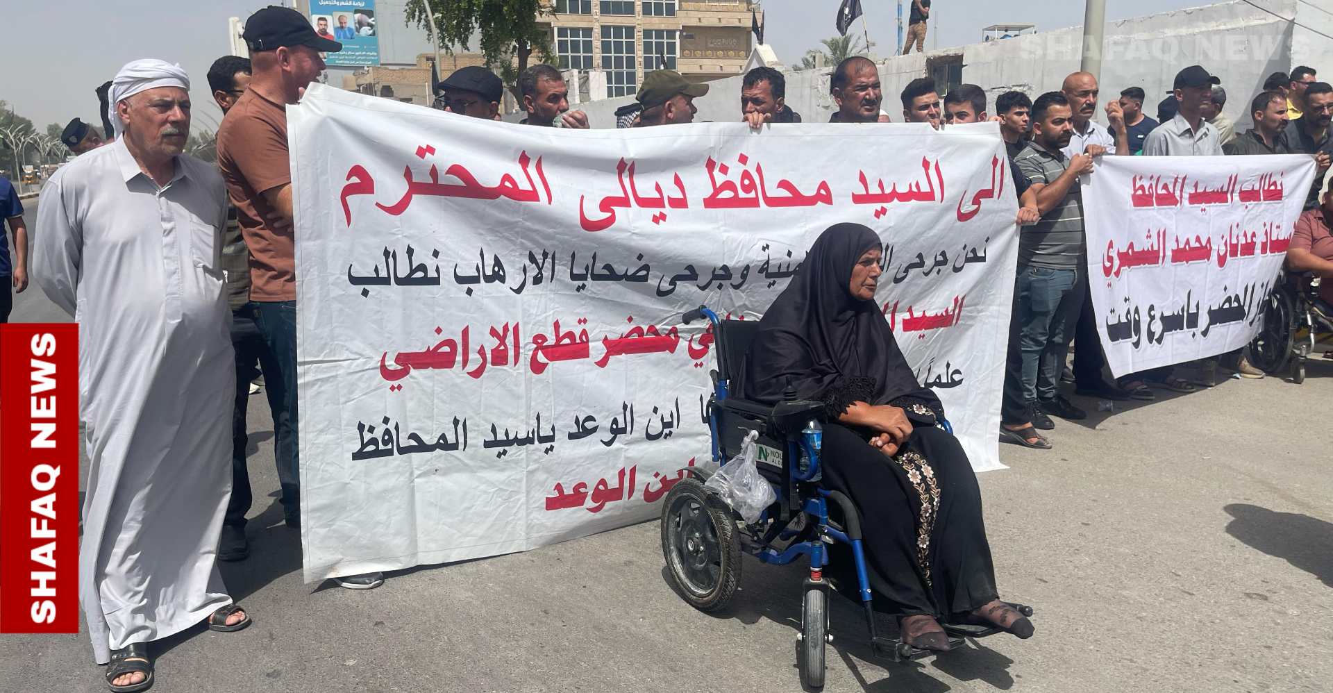 تظاهرة غاضبة لجرحى الأمن العراقي وإغلاق مبنى حكومي مهم (صور)