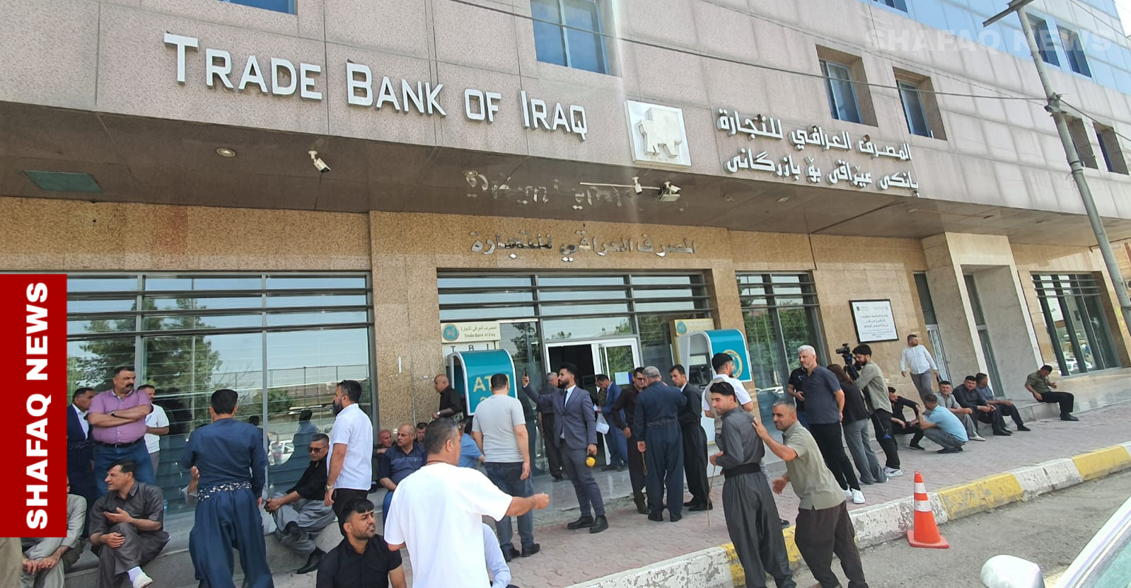 السليمانية.. زخم كبير أمام مصرف TBI لتسلم بطاقات "حسابي" (صور)