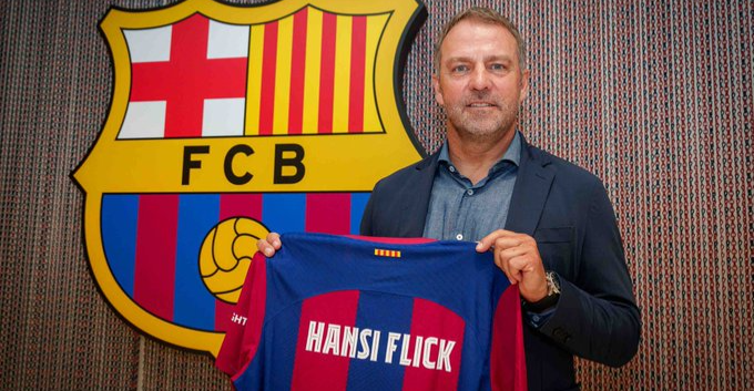 رسمياً.. برشلونة يمدد عقد مدربه هانز فليك حتى 2027