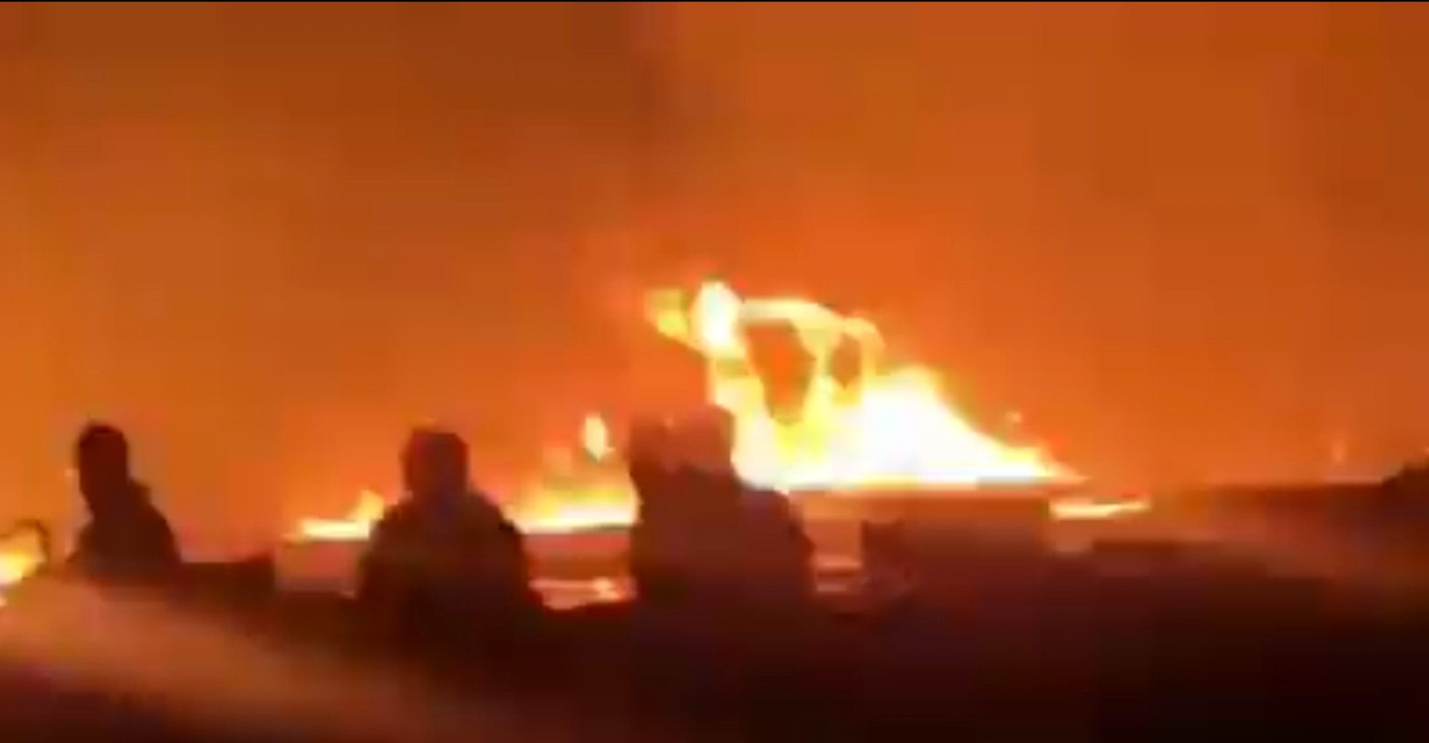 حريق يلتهم مصنعاً للغزل والنسيج في أصفهان الإيرانية