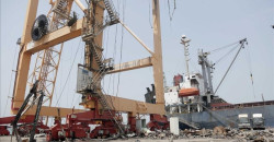 الحوثيون يحصون خسارة 1.4 مليار دولار جراء استهداف موانئ الحديدة