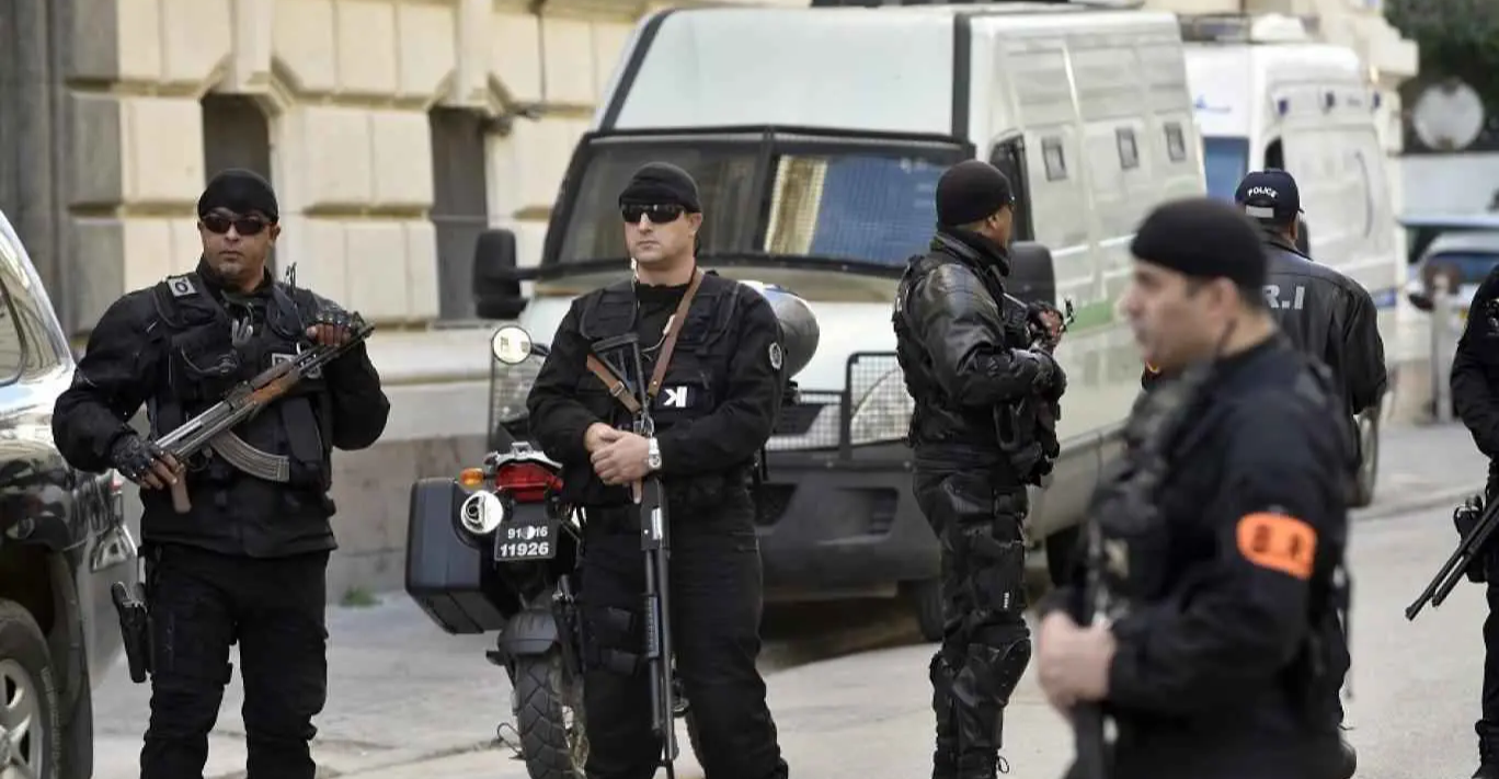 الجزائر.. السجن لثلاثة أشخاص رغبوا بالترشح للانتخابات الرئاسية