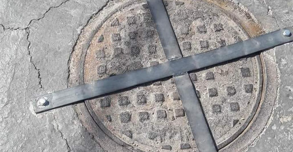 لصوص "المنهولات".. تجارة سوداء تهدد بُنية مدينة عراقية