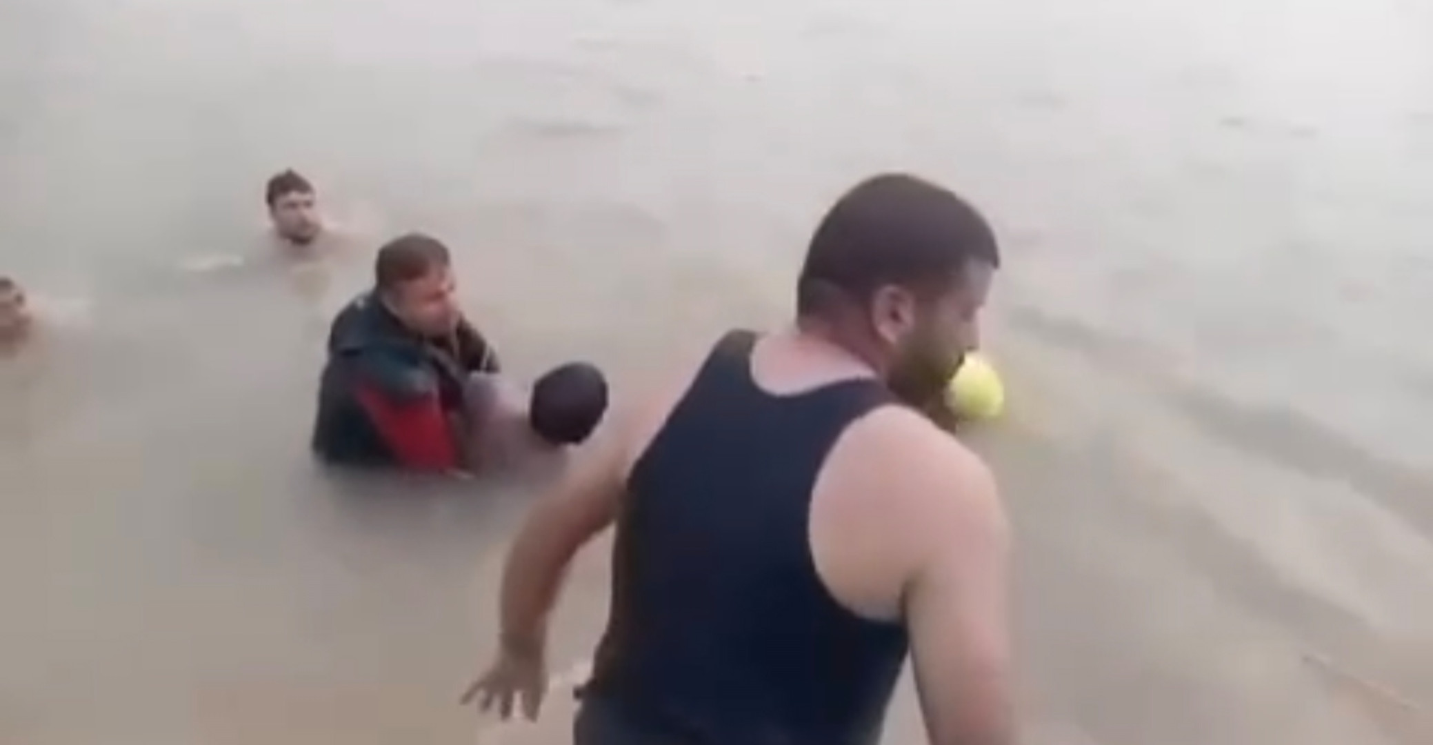 كركوك.. غرق شاب بنهر وإصابة موظفين بانقلاب سيارة حكومية قرب داقوق (فيديو)