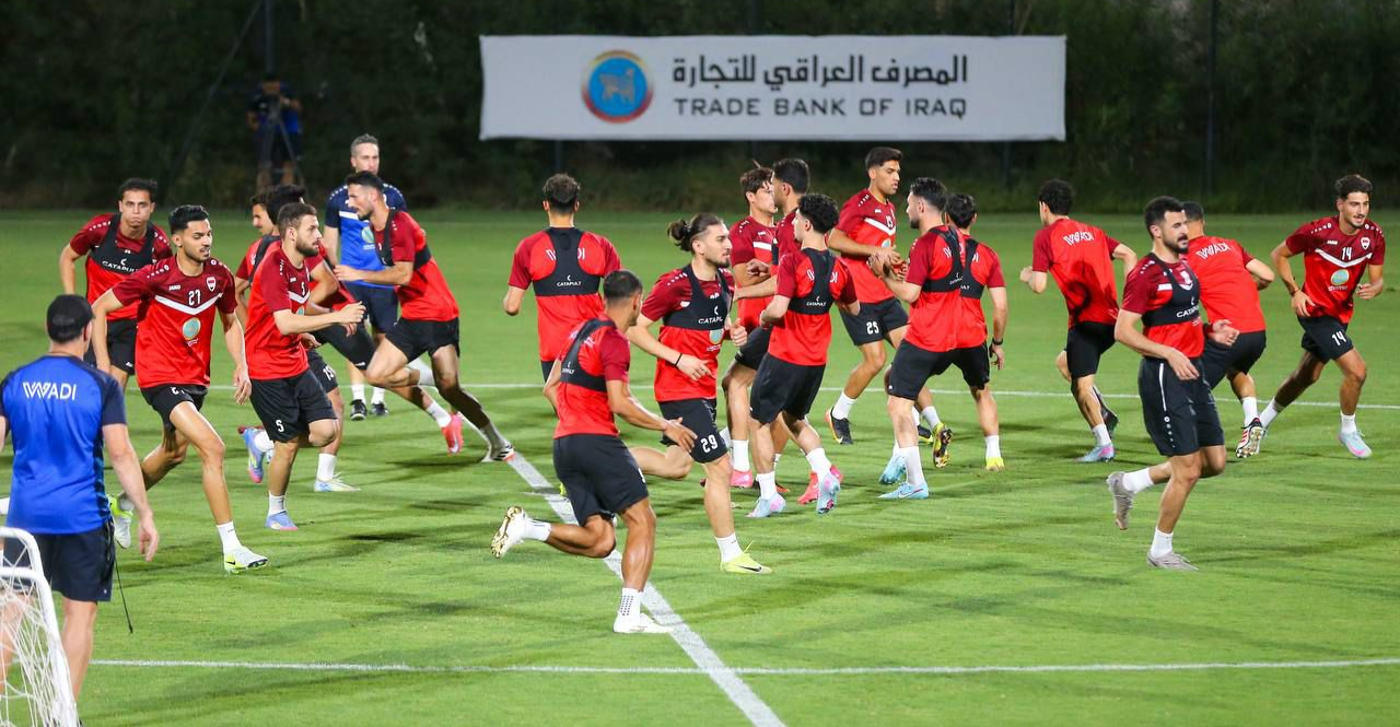 أرنولد يباشر بتدريبات "صارمة ومكثفة" للاعبي المنتخب العراقي