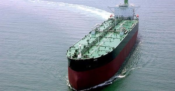 بلومبرغ: ناقلات نفط إيراني تُخفي مواقعها بالمياه الدولية لتفادي العقوبات الأمريكية