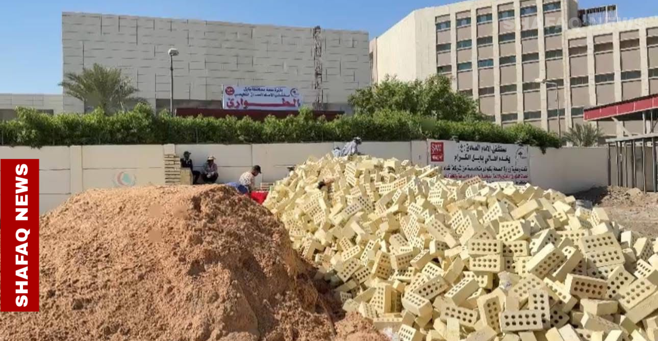 مستشفى حكومي يتفاجأ بتشييد محال تجارية تهدد مدخل الطوارئ والبلدية تتدخل