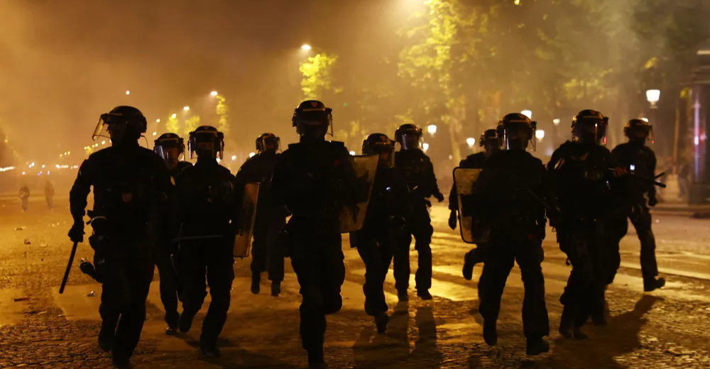 فرنسا.. وفيات واعتقالات واحتراق سيارات خلال الاحتفال بفوز سان جيرمان