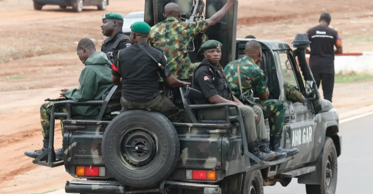 فضيحة تسليح الإرهابيين من الداخل.. نيجيريا توقف عشرات العسكريين بتهم خطيرة