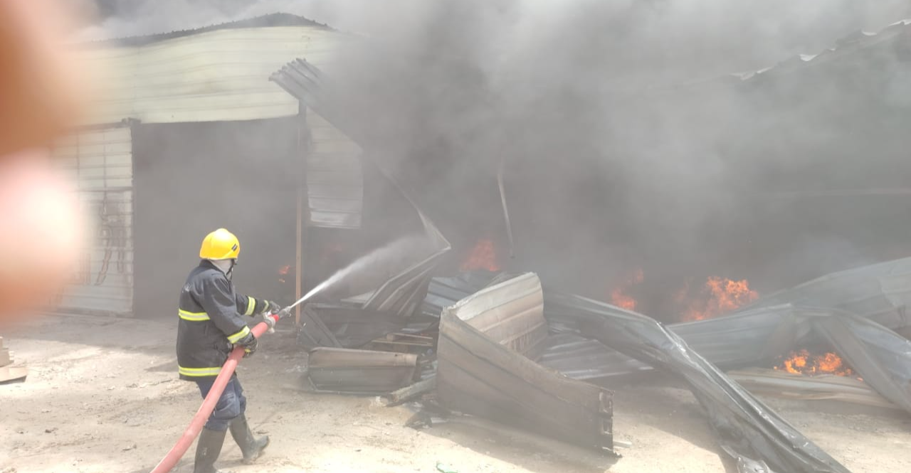 حريق يلتهم محال ومخازن للسيراميك في العامرية