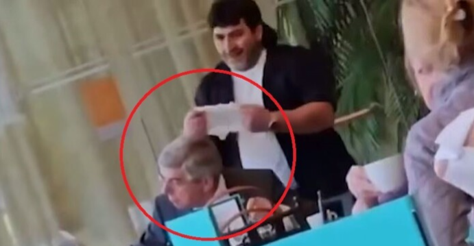 موقف مسيء.. وضع "حفاضة" على رأس رئيس الأولمبية الدولية (فيديو)