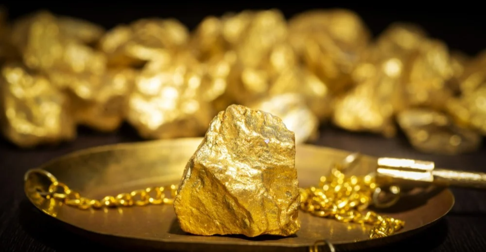 الذهب يتراجع عالمياً وسط آمال اتفاق تجاري بين الصين وأمريكا