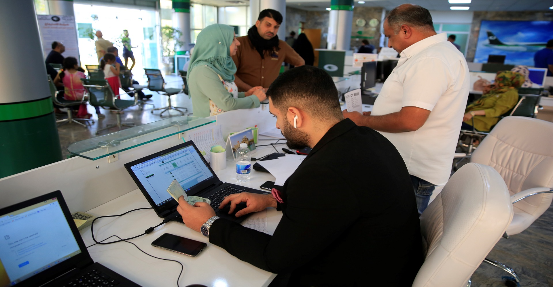 "إجازة السنوات الخمس" بالعراق.. حلم لتحسين الدخل وكابوس يزاحم العاطلين