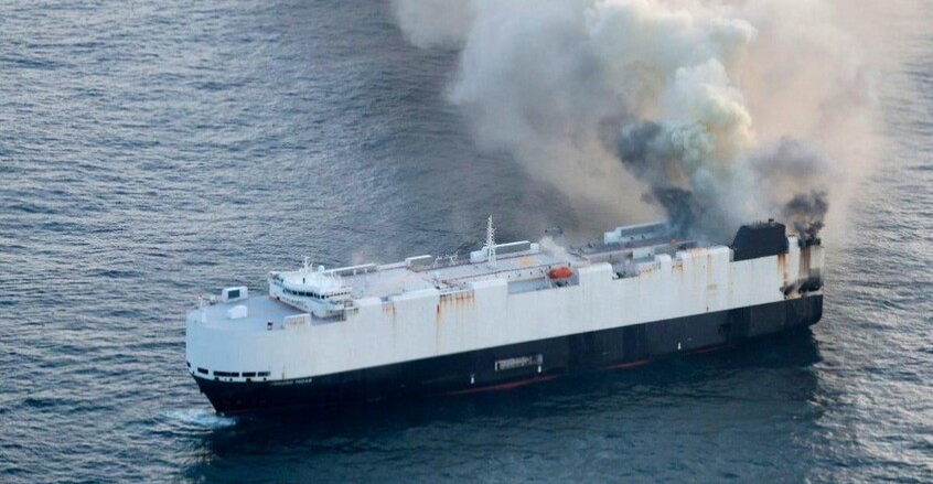انطلقت من الصين.. احتراق سفينة تحمل سيارات كهربائية