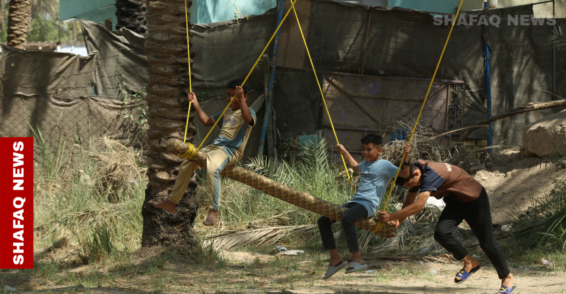 "أراجيح النخيل".. أطفال قرية في بابل يقضون العيد بألعاب بسيطة بين الطبيعة (صور)