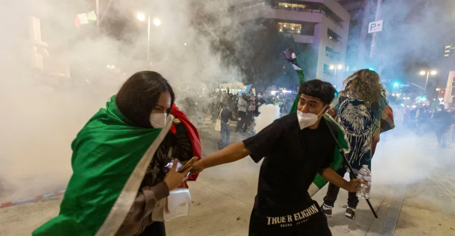 US protests: LA under curfew as troops mobilize