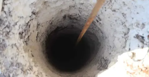 الأردن.. شاب عالق في بئر منذ أيام وعائلته تناشد