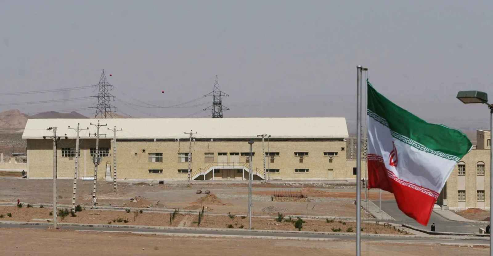 إيران تسجل تلوثا إشعاعيا في "نطنز" وإسرائيل تستهدف قاعدتين جويتين في همدان