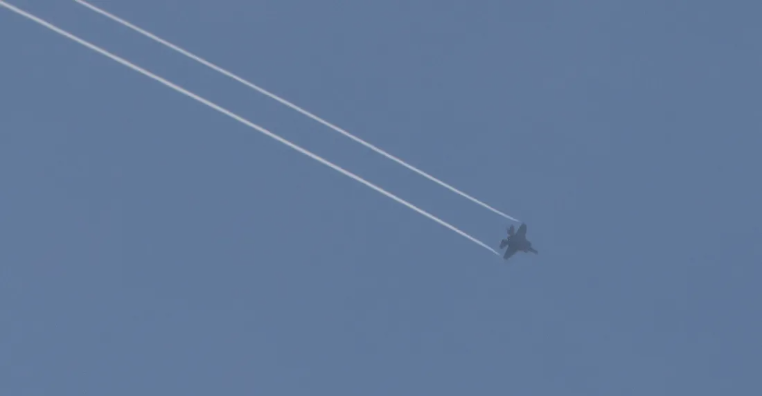 قصف اسرائيلي يودي بمسؤول أمني رفيع و20 قائداً وضابط استخبارات باز في إيران