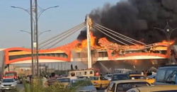 النيران تلتهم جسر مشاة كهربائي جنوب العراق (فيديو)