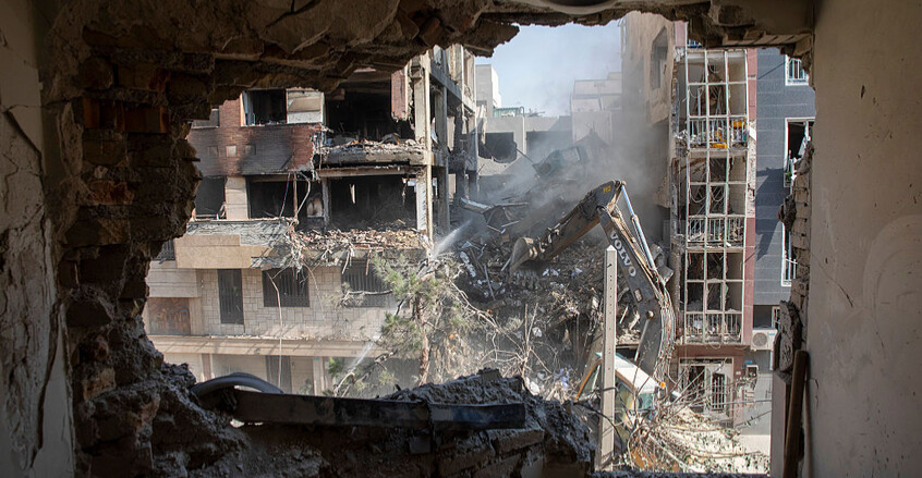 استهداف مبنى سكني وسط طهران.. وأنباء عن اغتيال عالم نووي