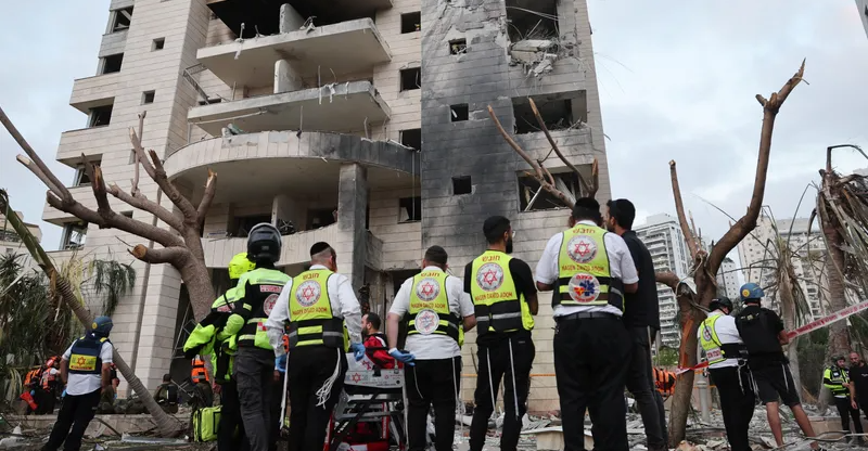 إعلام إسرائيلي: إيران استخدمت صواريخ ثقيلة واستهدف مقر البث الميداني للقناة 14