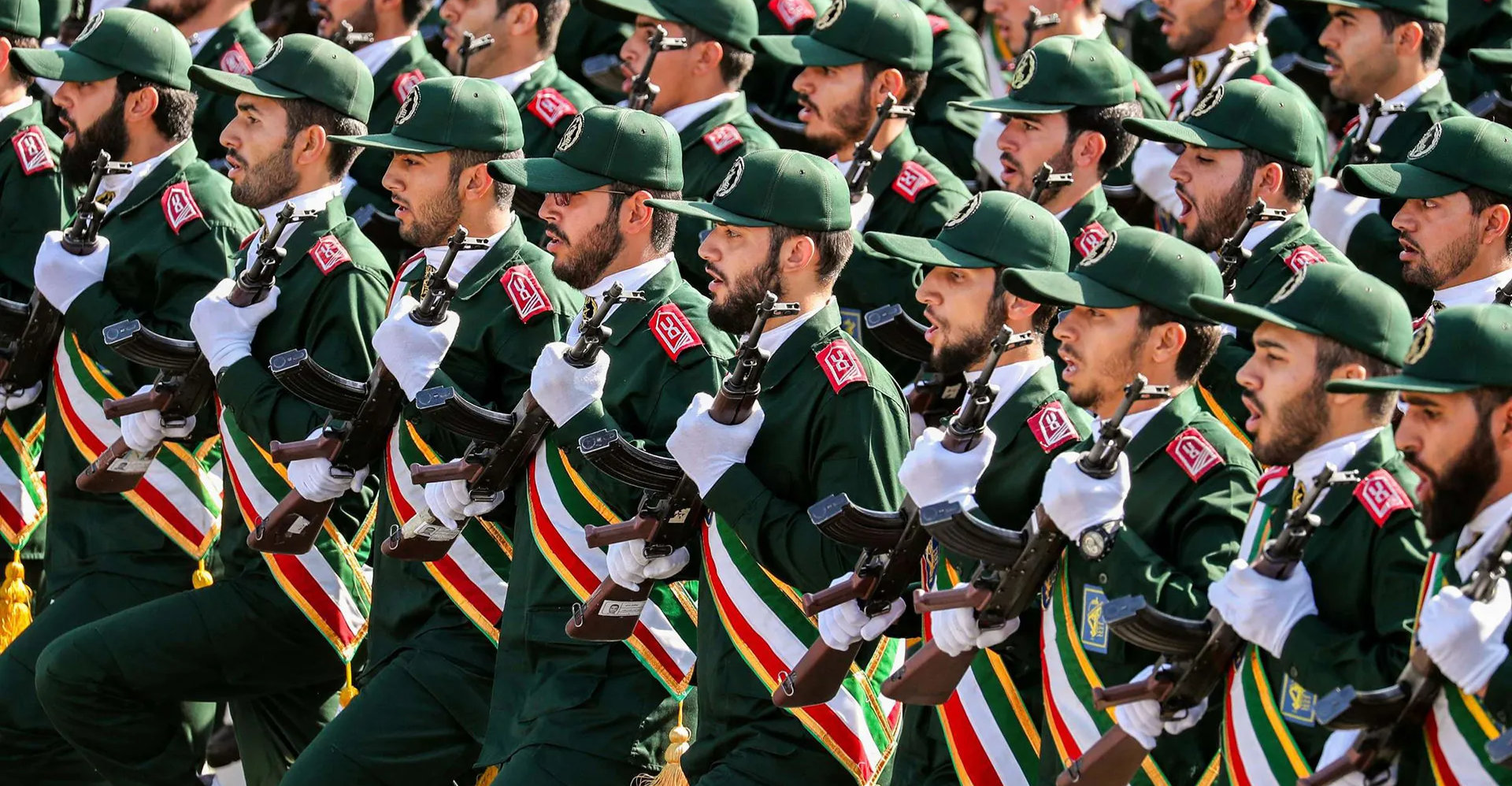 الحرس الثوري يتوعد القواعد الأمريكية ويؤكد: الحرب زادت من عزيمة العلماء الإيرانيين الشباب