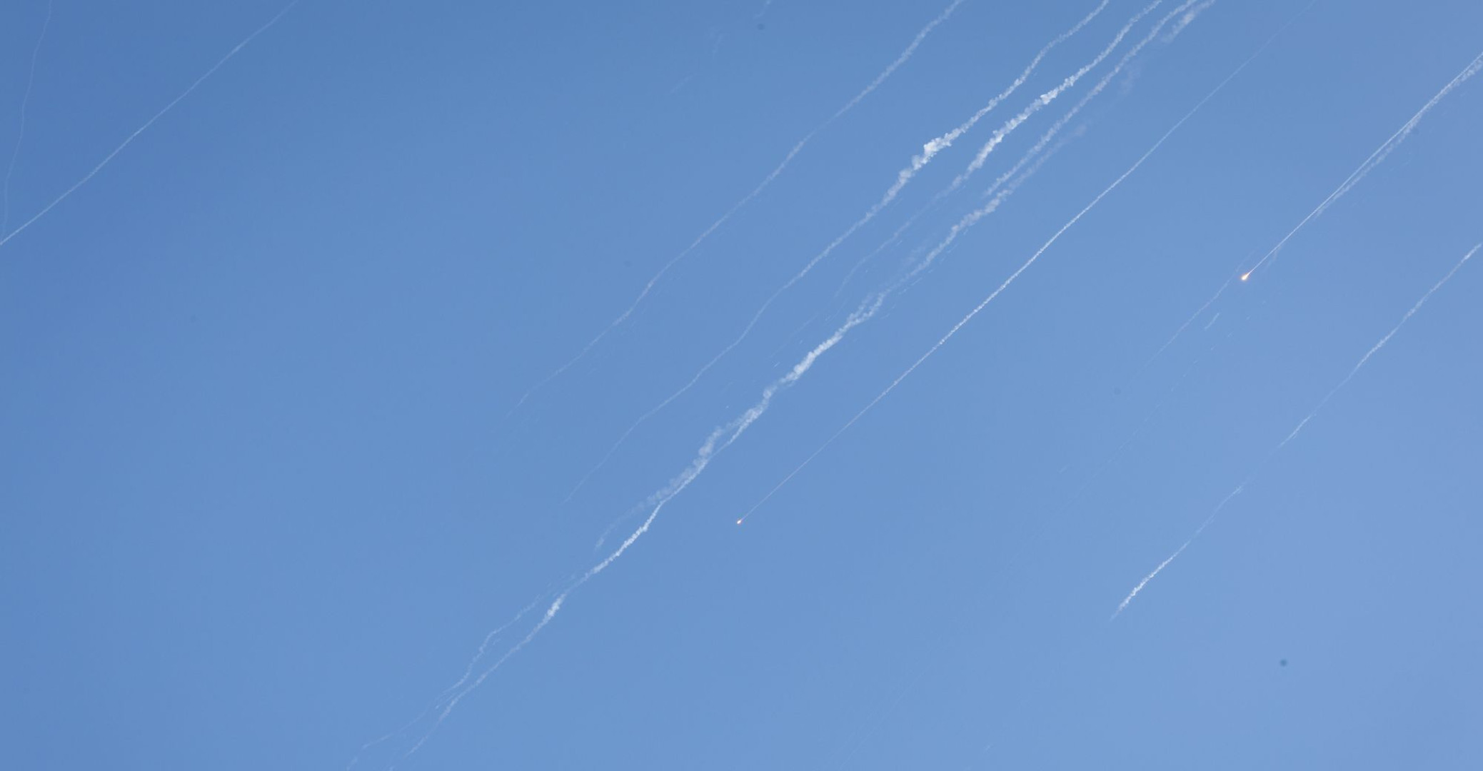 بـ4 دفعات من الصواريخ.. إيران تهاجم إسرائيل وحالة هلع على الأرض