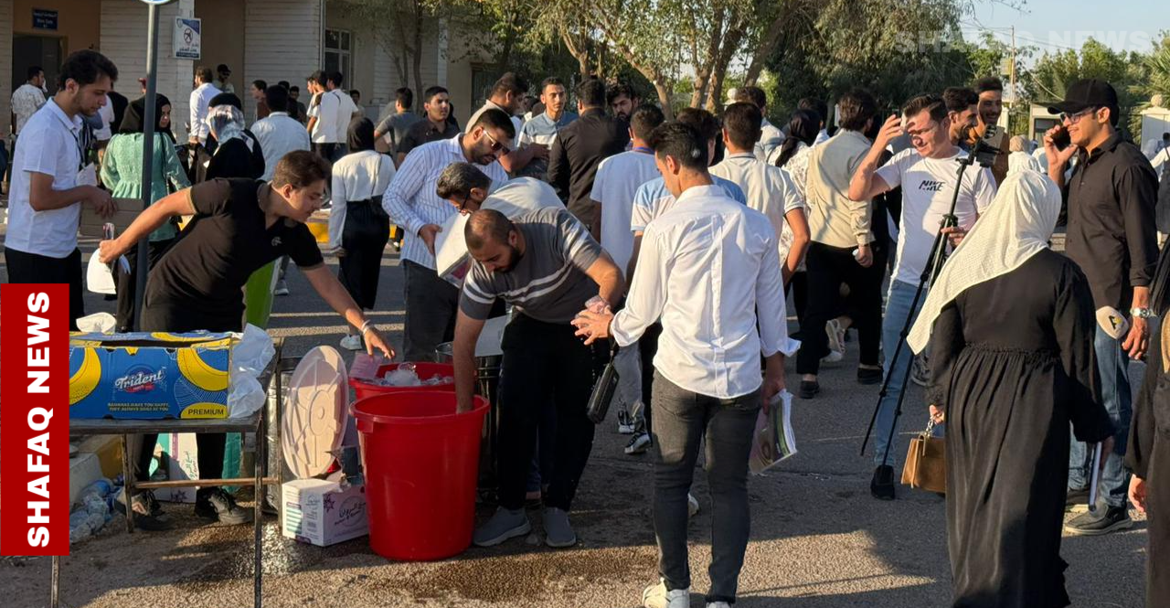مبادرة شبابية لتوزيع الماء على طلبة السادس وذويهم في جامعة الأنبار (صور)