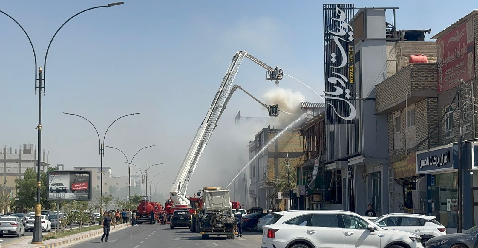 عشر فرق إطفاء تحاول إخماد حريق كبير وسط النجف