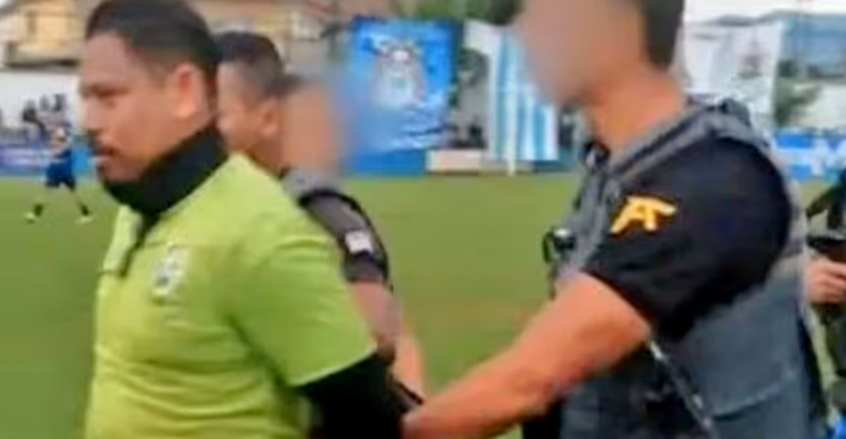 اعتقال حكم كرة قدم بعد رفعه الكارت الأصفر.. والتهمة صادمة (فيديو)
