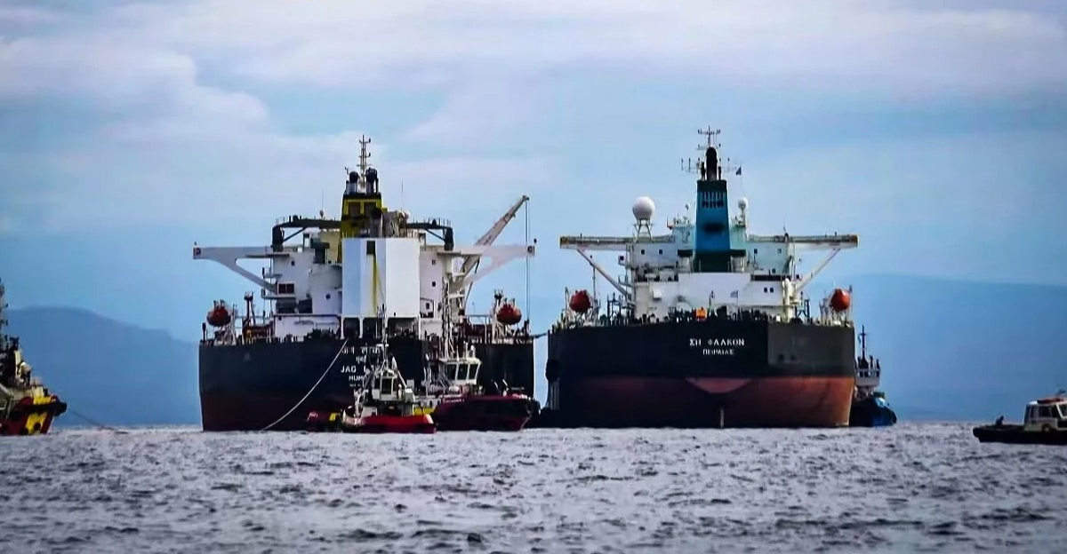 هرباً من الهجمات في مضيق هرمز.. السفن تتنكر بهويات روسية وصينية