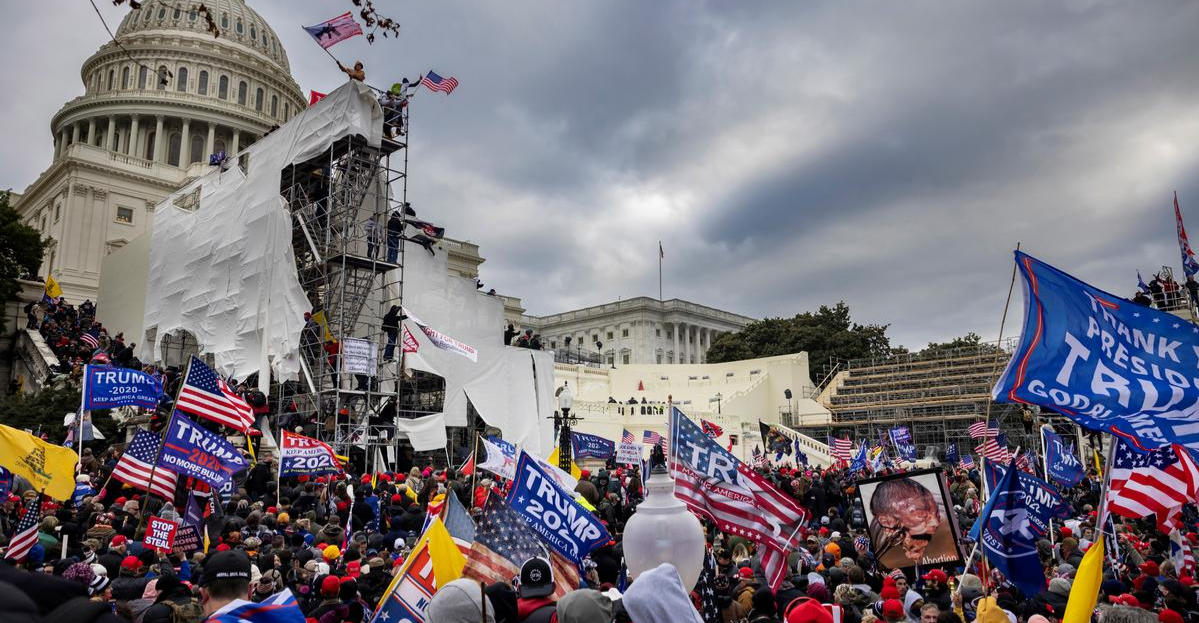 العدل الأمريكية تقيل 3 مدعين شاركوا بقضايا "شغب الكابيتول" لأنصار ترامب