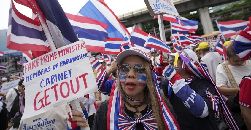 المئات يتظاهرون في تايلاند للمطالبة باستقالة رئيسة الوزراء