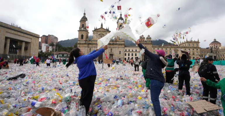 كولومبيا.. جامعو النفايات يغرقون العاصمة بـ 15 طناً من القمامة