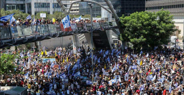 الاف الاسرائيليين يتظاهرون للمطالبة بإيقاف حرب غزة وإعادة الرهائن