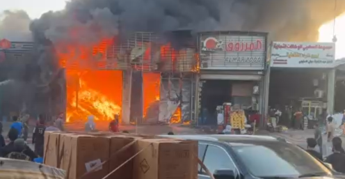 حريق يأتي على محال تجارية في البصرة.. فيديو